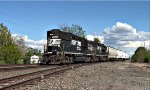 NS 5808 leads C89 westbound after switching Little Tikes.